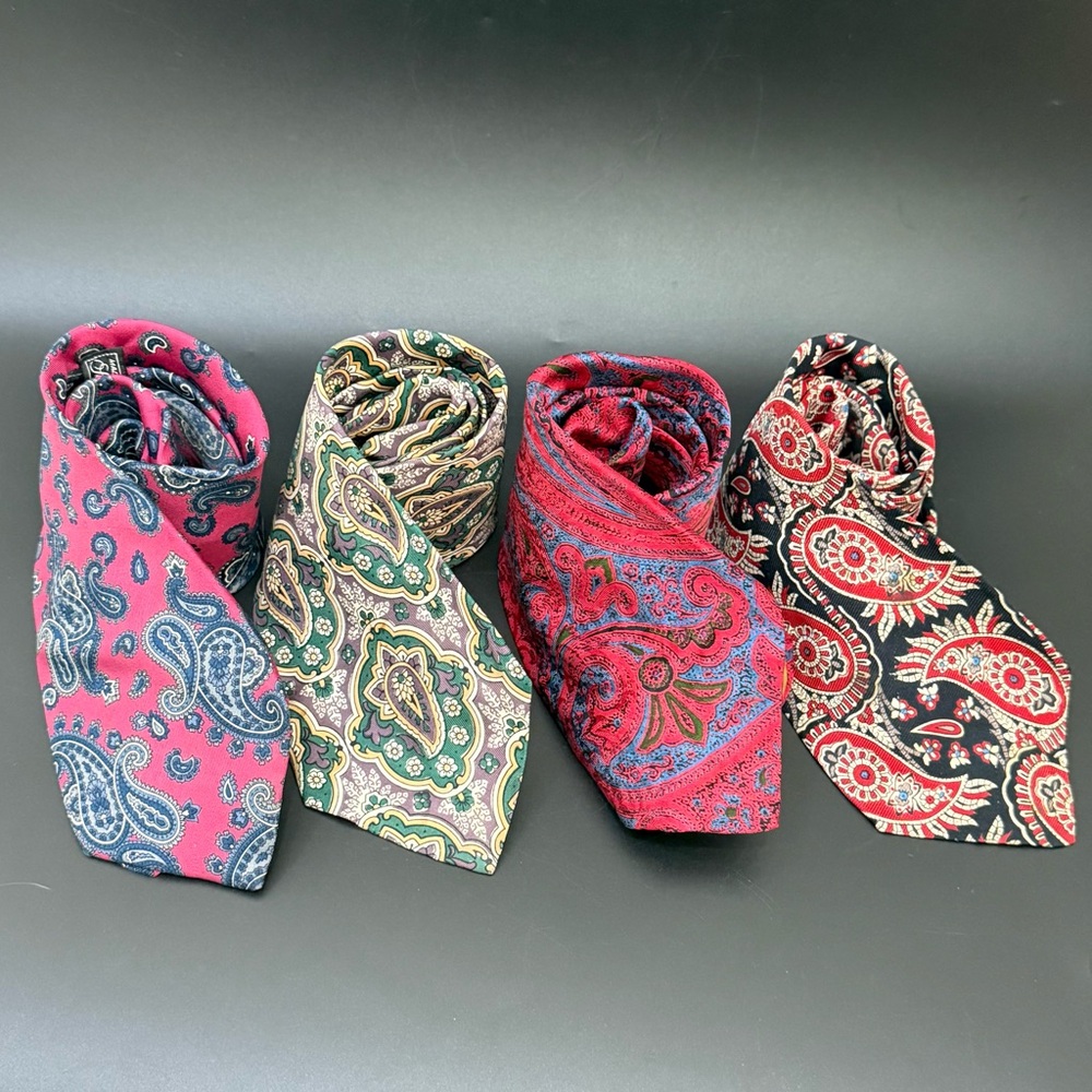 Lot (4) Assortment of Vintage Silk Men’s Tie
Paisley Pattern Neckties